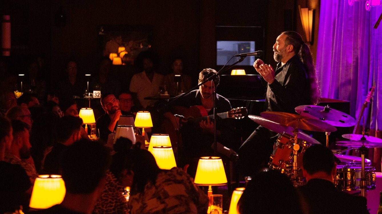Foto: Alain Pérez, junto a Yerai Cortés, durante un concierto en la sala Recoletos Jazz, en el hotel AC Recoletos de Madrid. (Recoletos Jazz)
