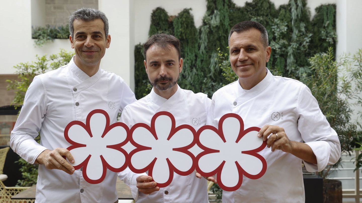Los cocineros del restaurante Disfrutar de Barcelona, Oriol Castro, Eduard Xatruch y Mateu Casañas, celebran la consecución de la tercera estrella Michelin. (EFE/Toni Albir)