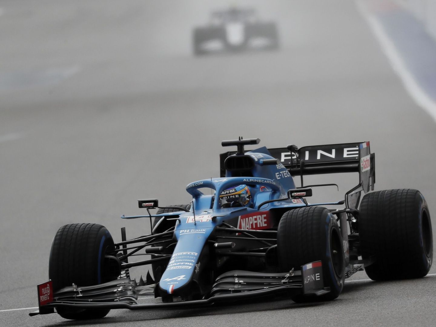 En Sochi, Fernando Alonso no dudó en usar las escapatorias de asfalto vista la manga ancha previa de los comisarios