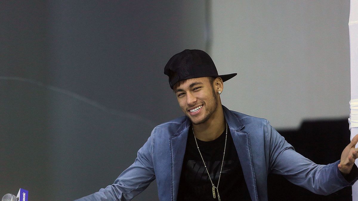 Neymar y sus 'toiss' aterrizan en Pedralbes, la nueva residencia del crack