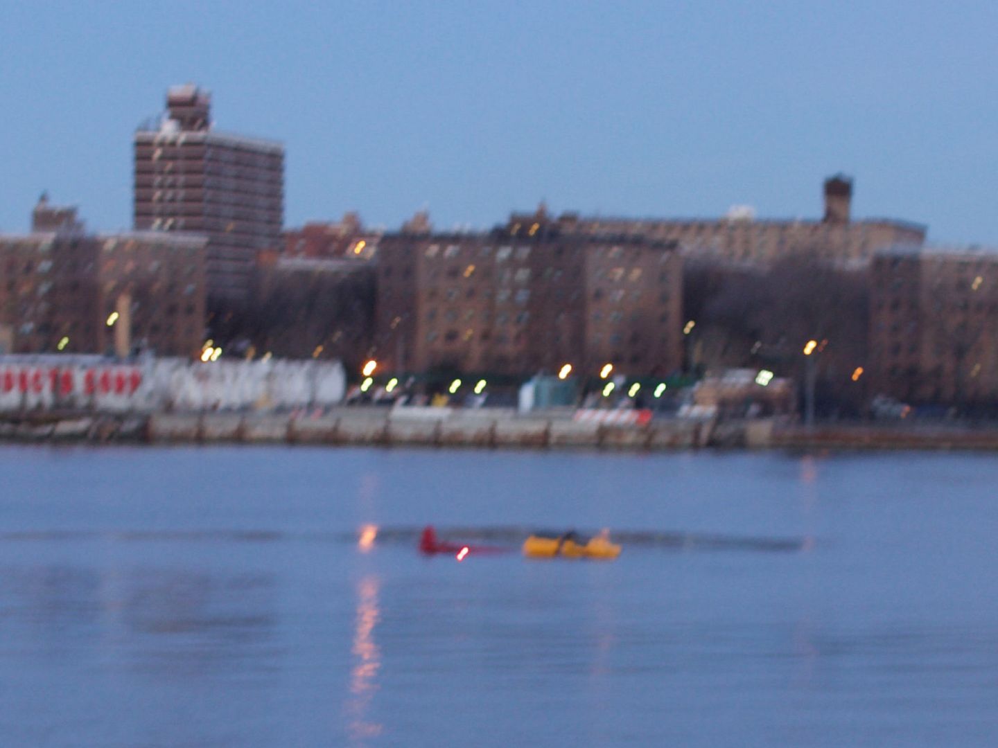 El helicóptero tras caer al East River de Nueva York | Reuters