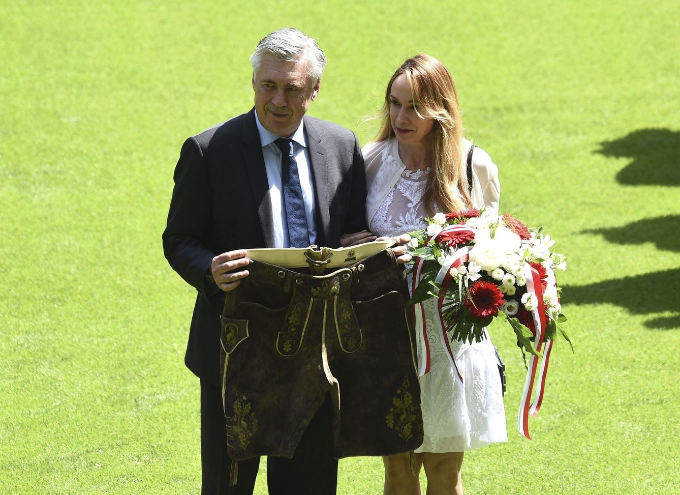 Carlo Ancelotti y Mariann Barrena, su actual mujer. (EFE)
