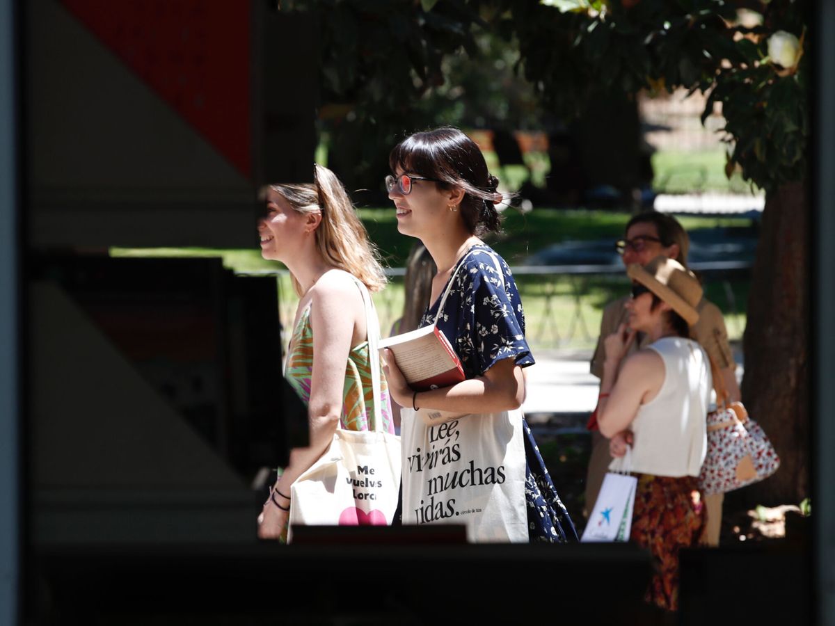 Foto: Varias visitantes recorren las casetas de la Feria del Libro de Madrid. (EFE/Javier López)