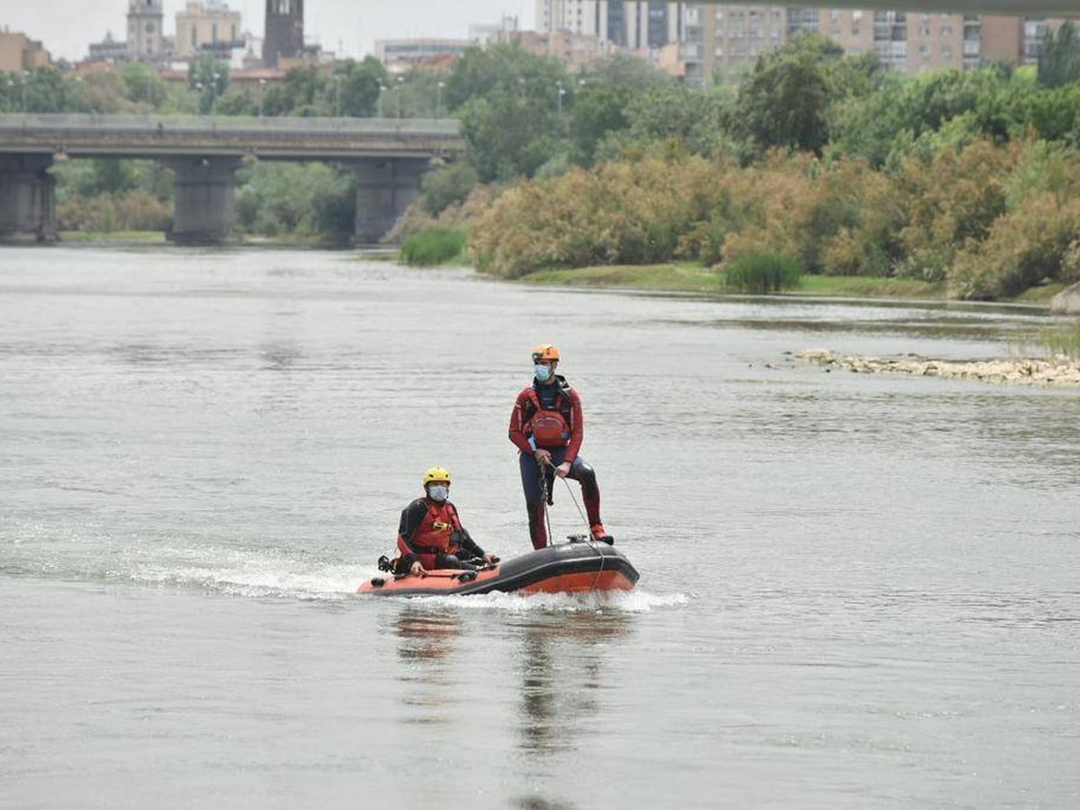 Foto: Dispositivo de búsqueda de Karim, en el río Ebro a su paso por Zaragoza. (Bomberos de Zaragoza / Ayuntamiento de Zaragoza)