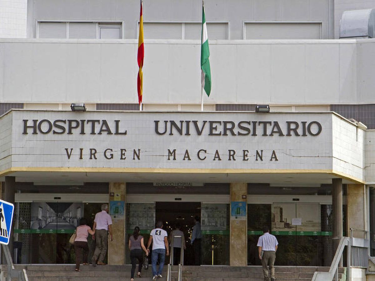 Foto: Acceso principal del Hospital Universitario Virgen Macarena de Sevilla. (EFE)