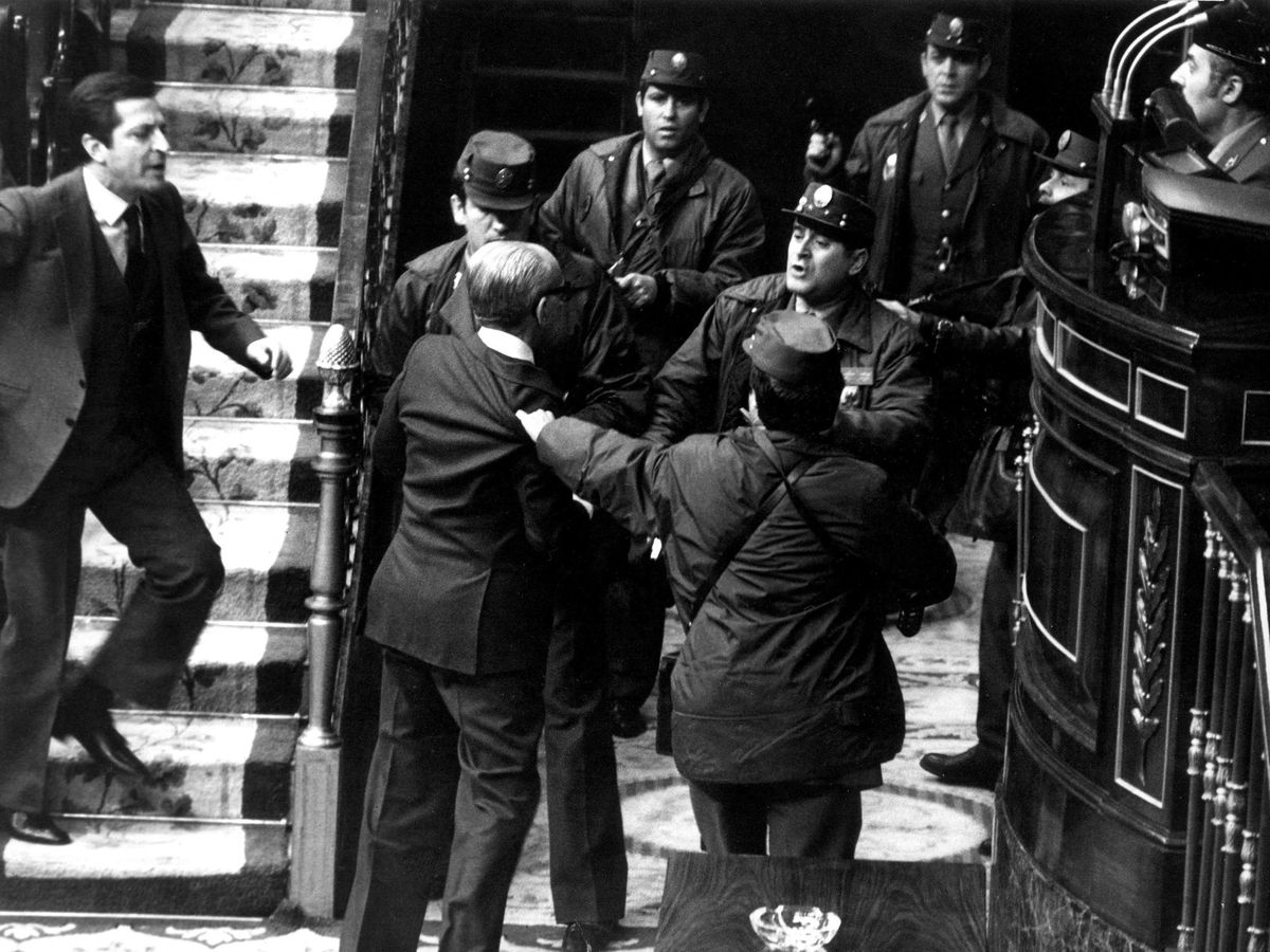 Foto: Fotografía de archivo, tomada en Madrid el 23/02/1981, del entonces presidente del Gobierno, Adolfo Suárez (i), que intenta socorrer al vicepresidente y teniente general Gutiérrez Mellado (2i), zarandeado por un grupo de guardias civiles 