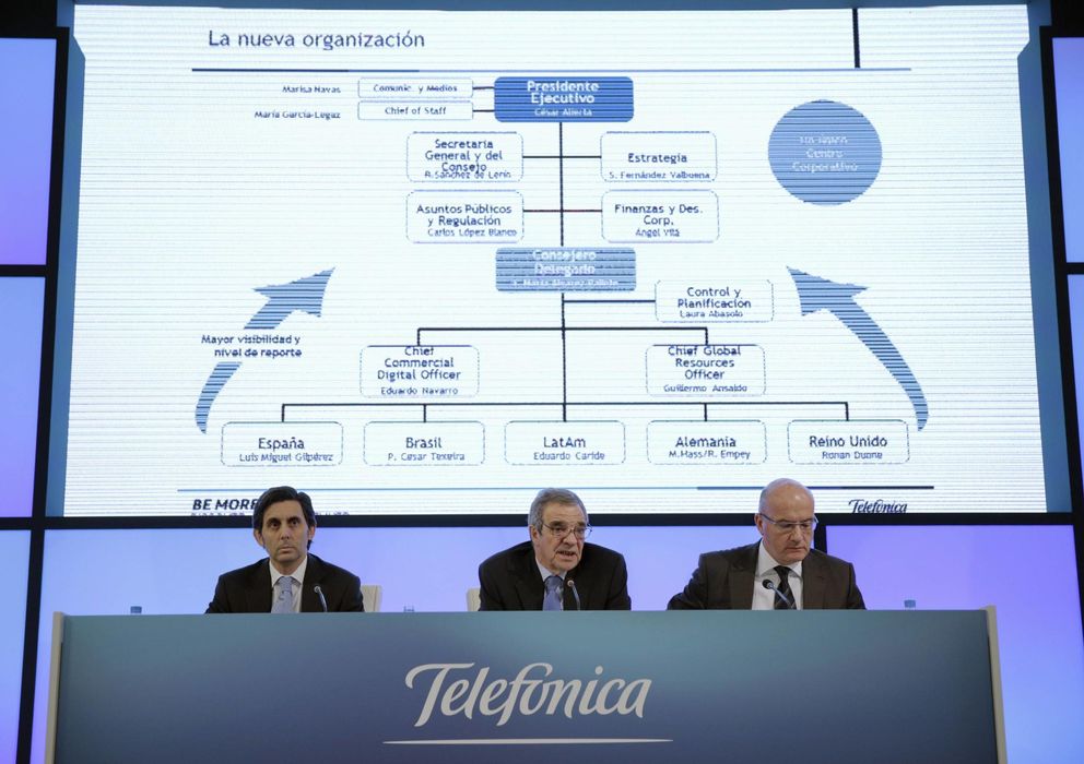 Foto: El presidente de Telefónica, César Alierta, flanqueado por su consejero delegado, Jose Maria Alvarez-Pallete, y el director financiero, Ángel Vila. (REUTERS)