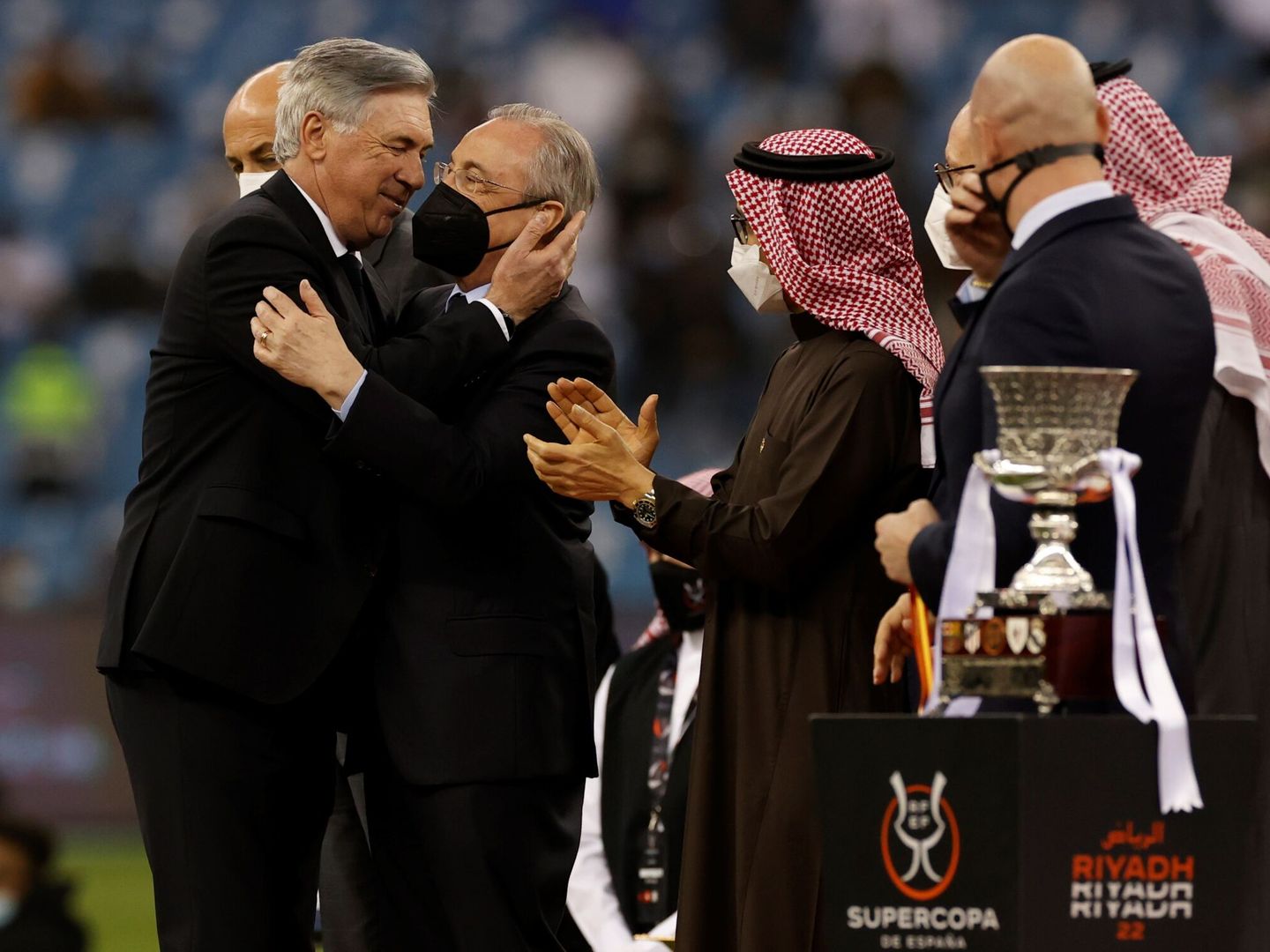 Ancelotti y Florentino celebran la Supercopa de España en Riad. (EFE/Mamoud Hassan)