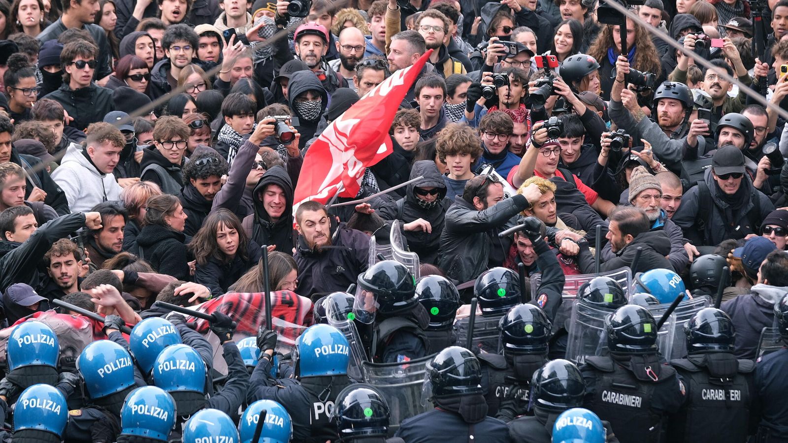 Enfrentamientos entre policía y manifestantes en Roma y otras ciudades como Bolonia