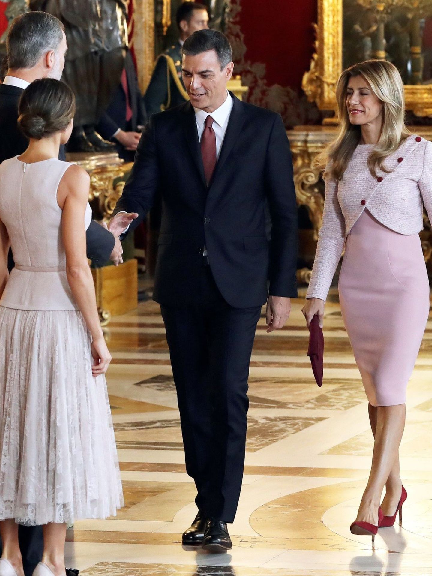 Felipe VI y Letizia con Pedro Sánchez y su mujer, Begoña Gómez, en una imagen de archivo. (EFE)