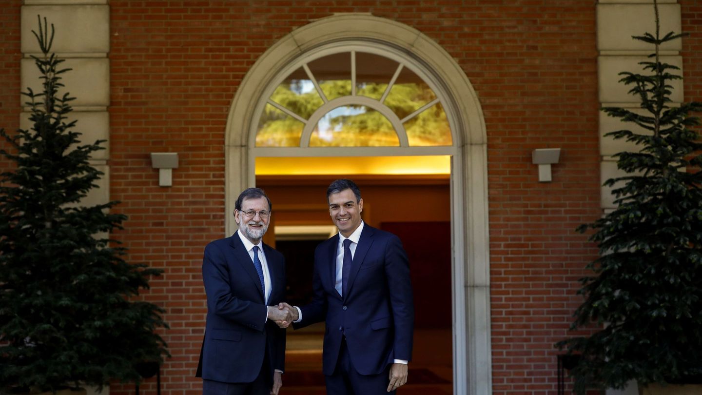 Mariano Rajoy y Pedro Sánchez, se saludan antes de la reunión en el Palacio de la Moncloa. (EFE) 