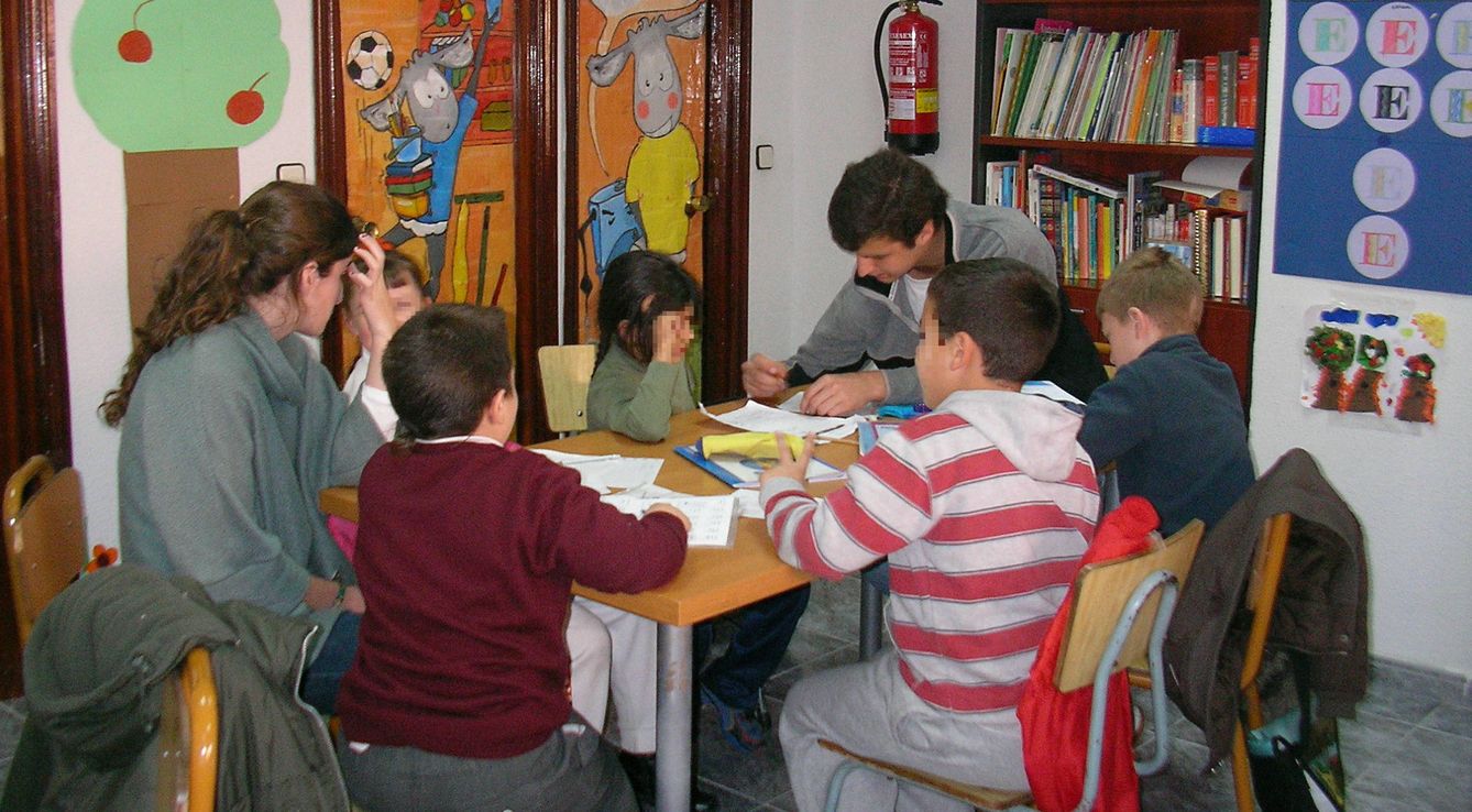Los jóvenes también ayudan a niños en clases de apoyo escolar. (Foto: Nuestra Señora del Recuerdo)