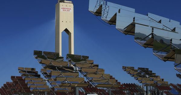 Foto: Una torre y paneles solares de la planta Solúcar de Abengoa en Sanlúcar la Mayor. (Reuters)