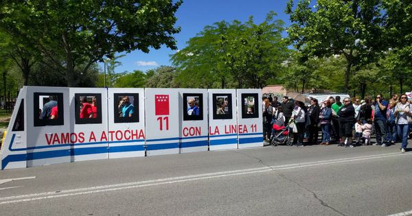 Foto:  Manifestación exigiendo la prolongación de la Línea 11. (Asociación de Vecinos de Carabanchel Alto)