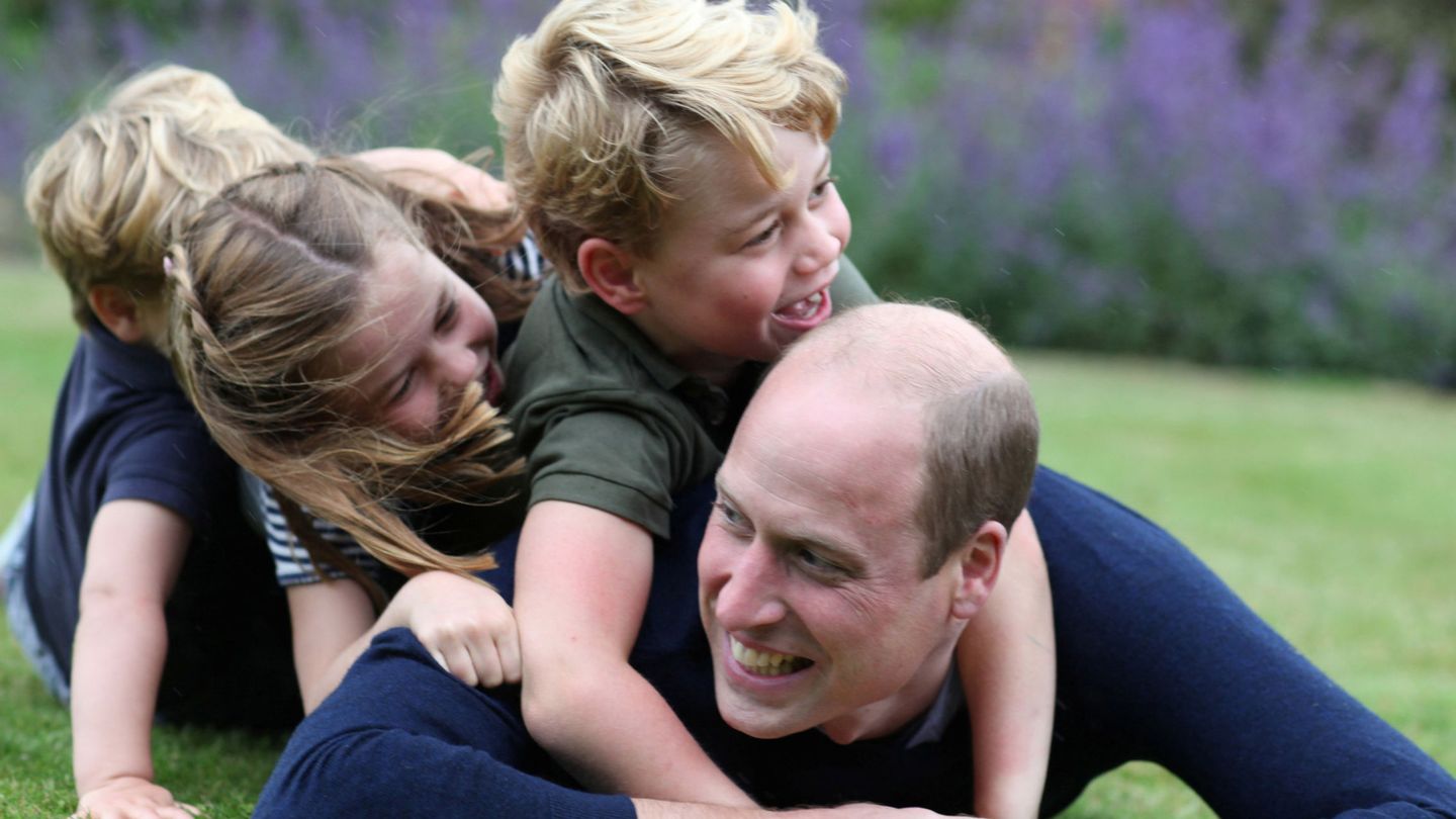 Una de las imágenes del príncipe Guillermo junto a sus hijos. (Kate Middleton / Kensington Palace)