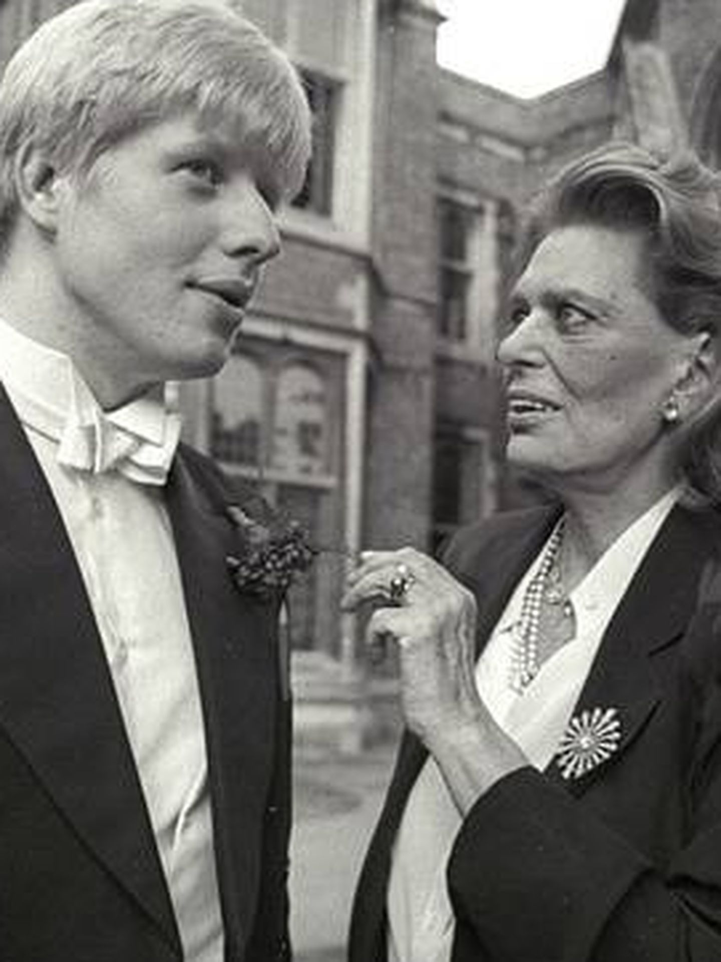 Visita de la combativa ministra griega de Cultura Melina Mercouris a Reino Unido en 1983 tras su reunión con un joven Boris Johnson 
