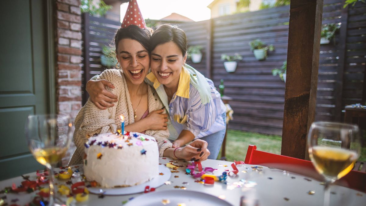 ¿Por qué es tan común compartir cumpleaños con amigos? Hay una teoría detrás de la casualidad