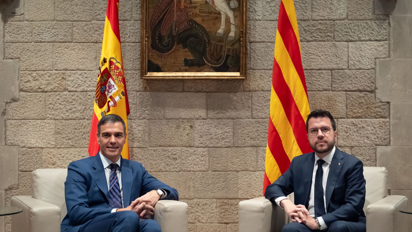 Foto: Pedro Sánchez (i) y Pere Aragonès (i), durante la reunión en el Palau de la Generalitat. (Europa Press/David Zorrakino)
