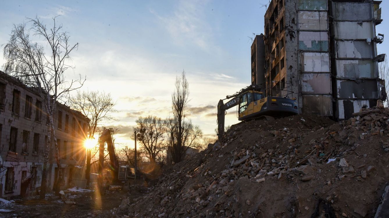 Foto: Ruinas tras un bombardeo ruso en territorio ucraniano. (EFE Oleg Petrasyuk)