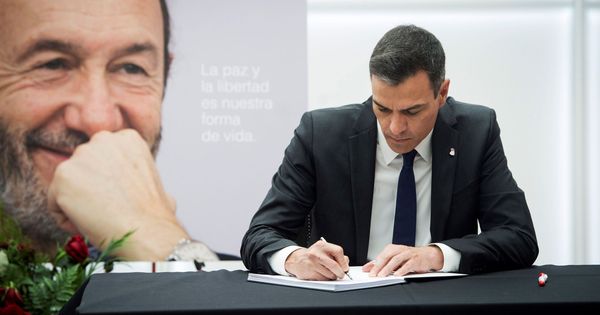 Foto: Pedro Sánchez firma en el libro de condolencias abierto en Ferraz en honor de Alfredo Pérez Rubalcaba. (EFE)