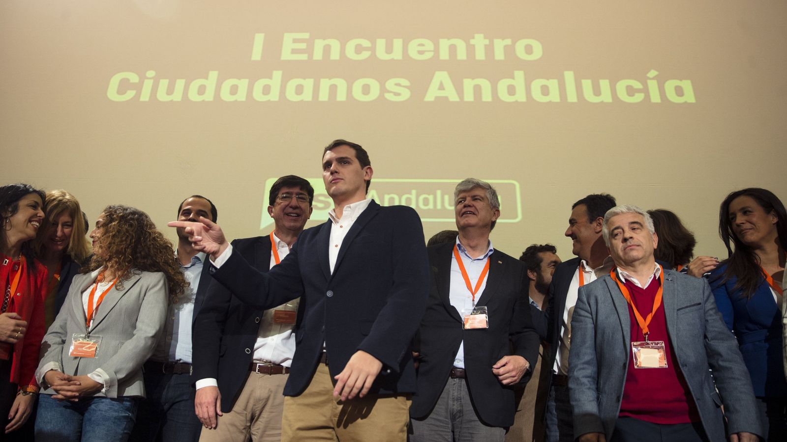 Foto: Albert Rivera, con militantes del partido tras clausurar el I Encuentro de Ciudadanos en Andalucía, este 2 de abril en un hotel en Málaga. (EFE)
