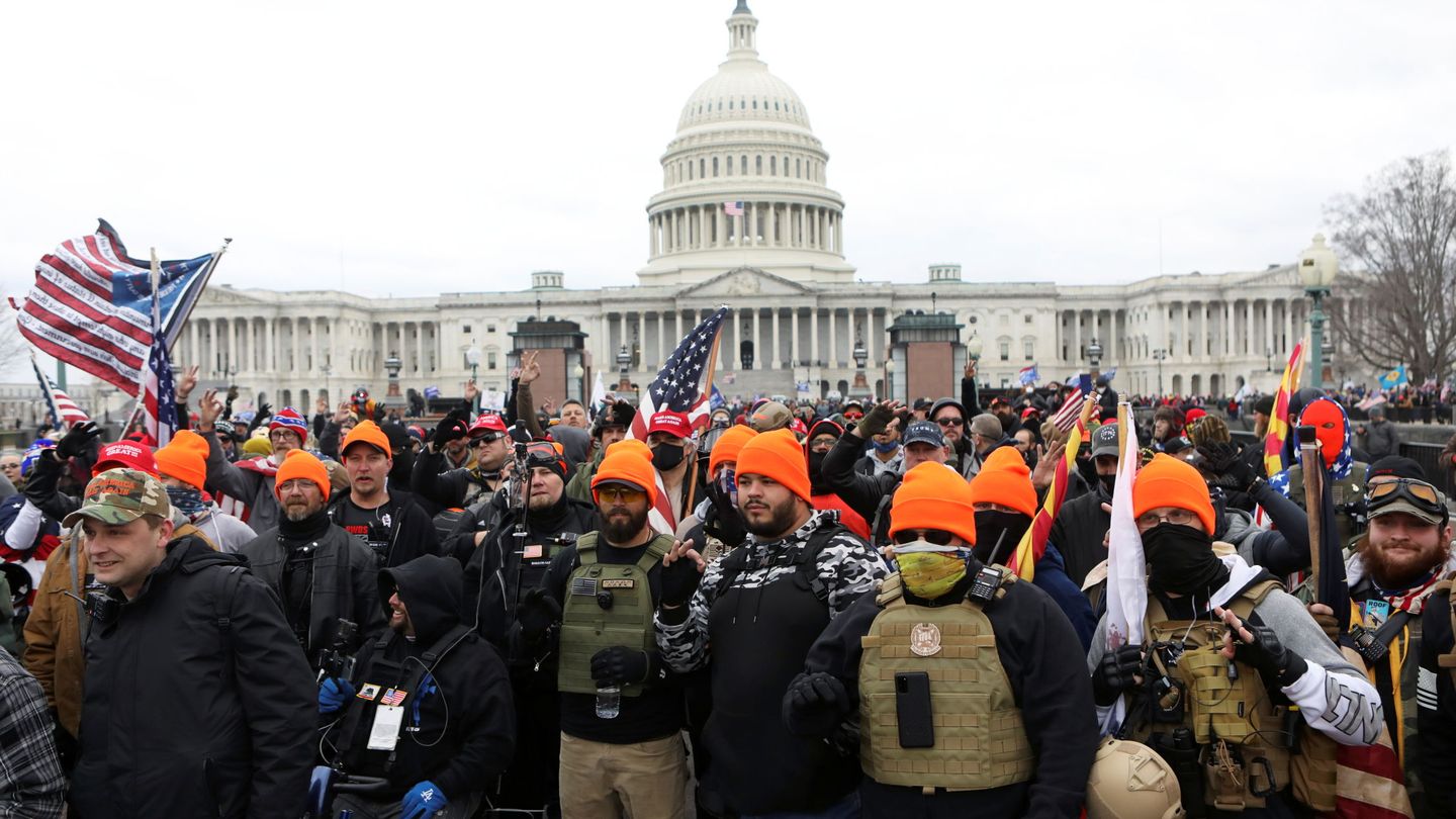 Simpatizantes del grupo ultraderechista Proud Boys, a las puertas del Capitolio. (Reuters)