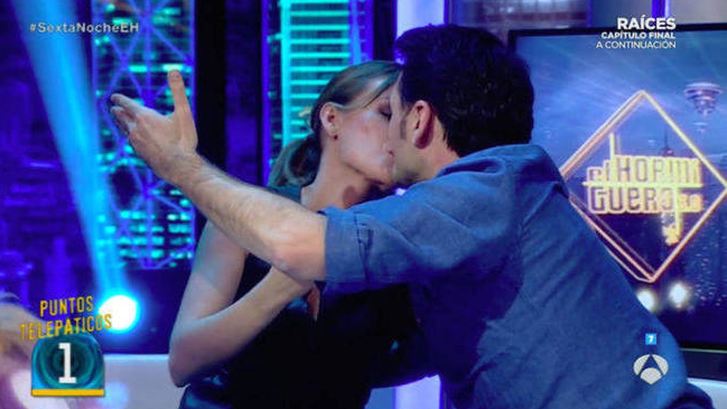 El beso entre Andrea Ropero e Iñaki López en 'El hormiguero'.