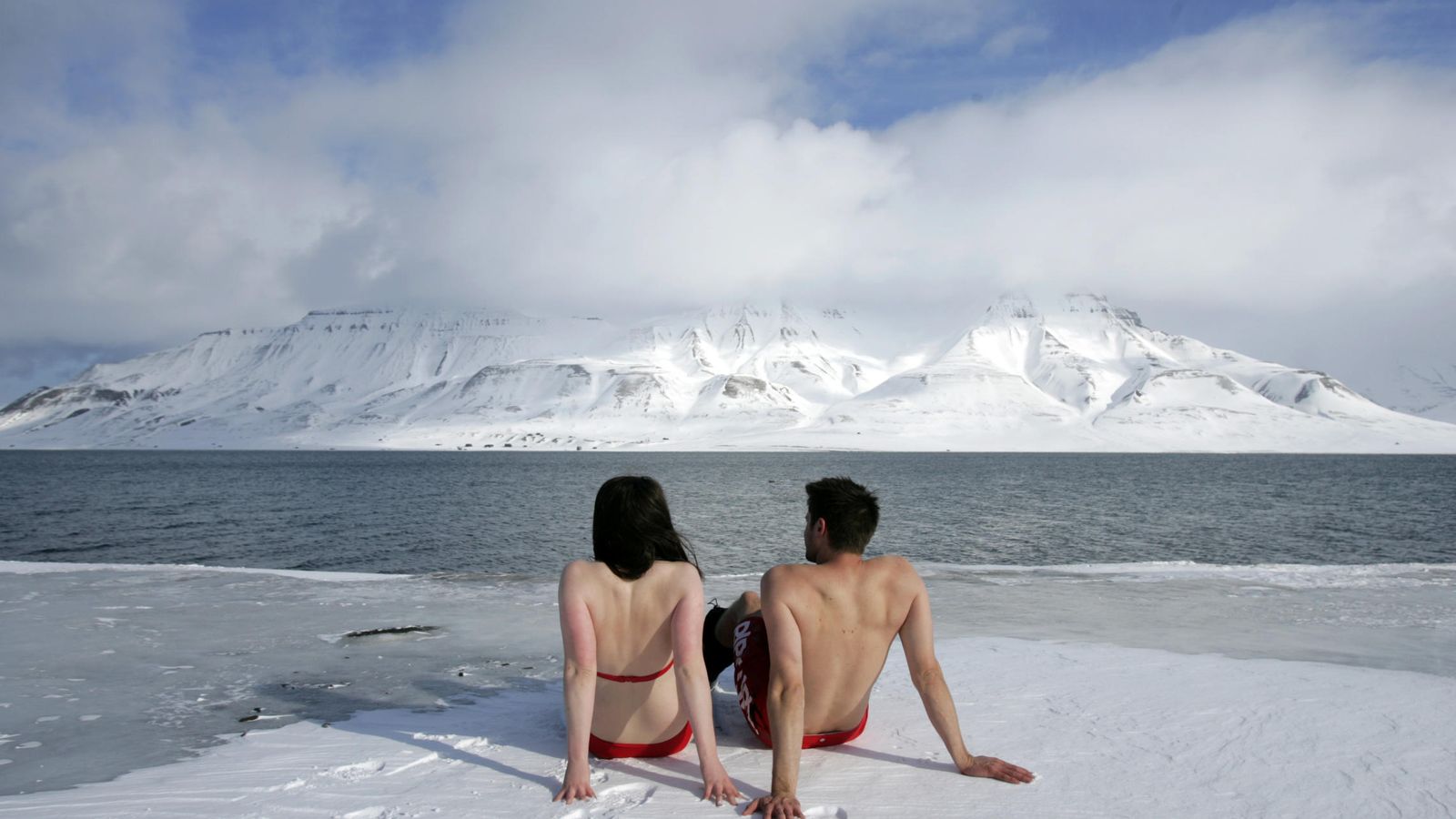 Foto: Dos activistas medioambientales, Lesley Butler y Rob Bell, toman el sol en un fiordo de Longyearbyen, en Noruega. (Reuters)