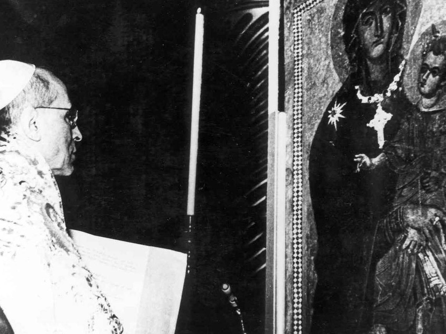 El Papa Pío XII durante la coronación canónica de la Salus Populi Romani, en noviembre de 1954. (Wikimedia Commons)