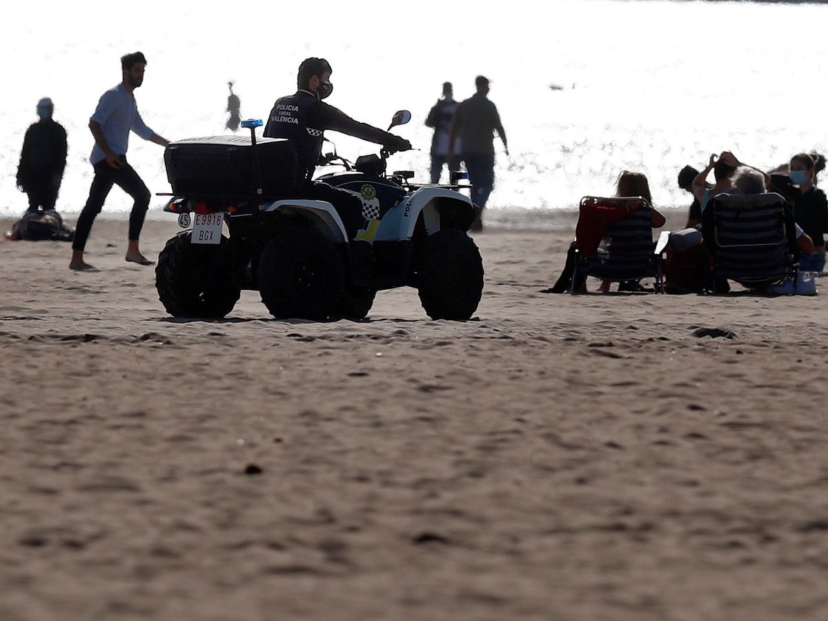 Foto: Policía patrullando por la playa de la Malvarrosa de Valencia. (EFE)