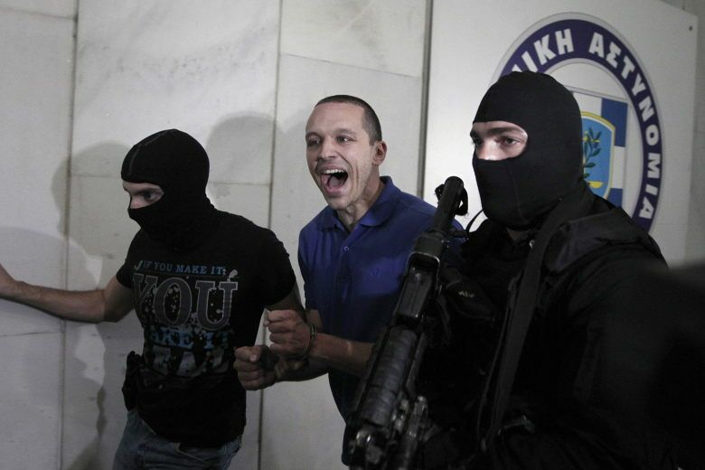 Uno de los miembros de la cúpula detenido por las investigaciones del asesinato del cantante Pavlos Fyssas. (Efe)