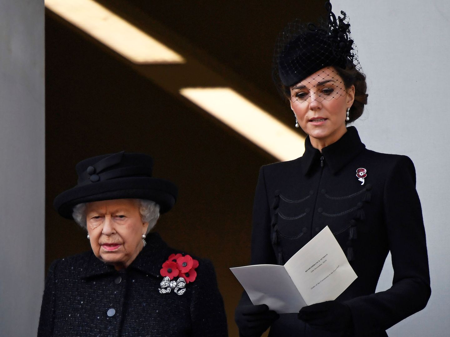 Kate Middleton, junto a la reina Isabel. (Reuters)