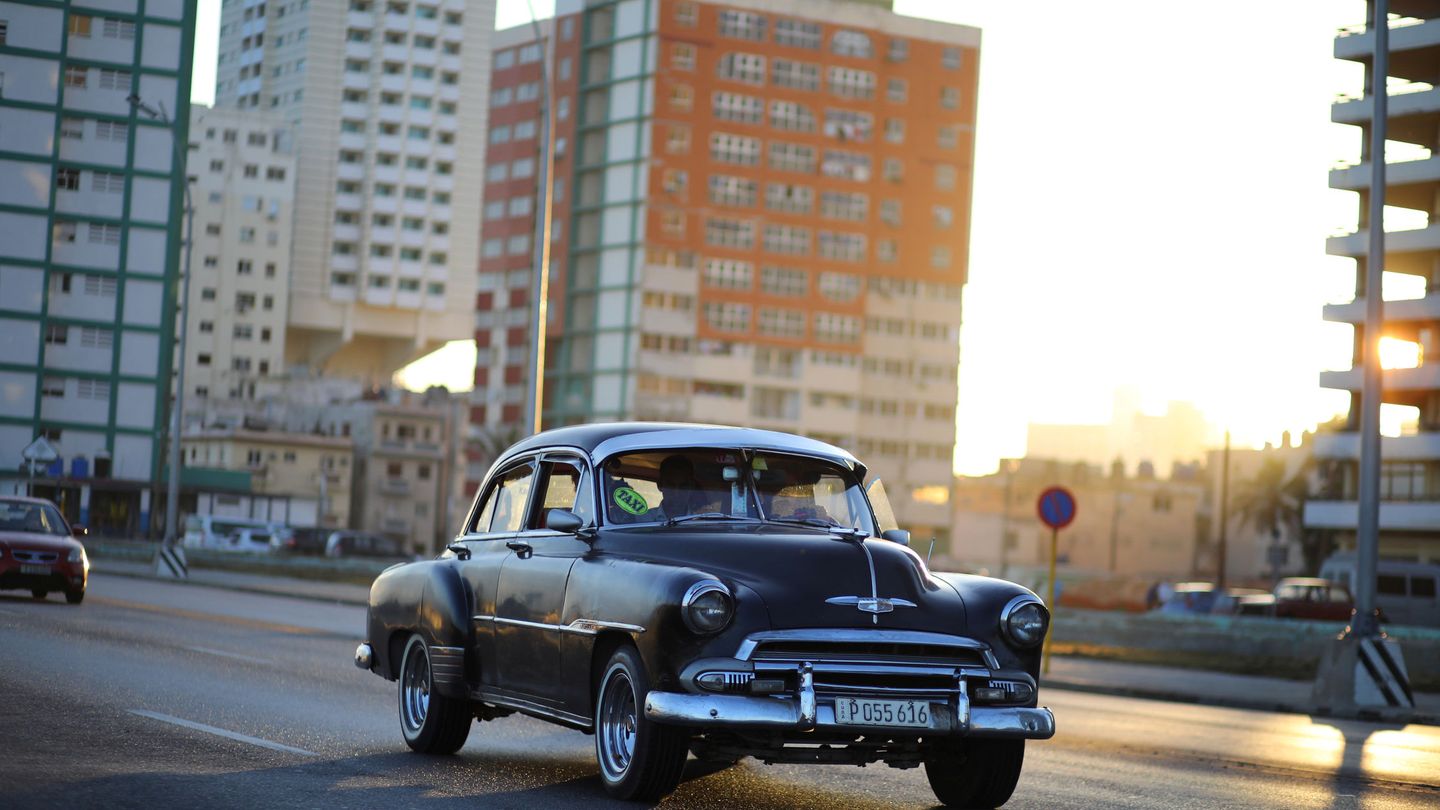 Un coche pasa por el Malecón de La Habana. (Reuters)