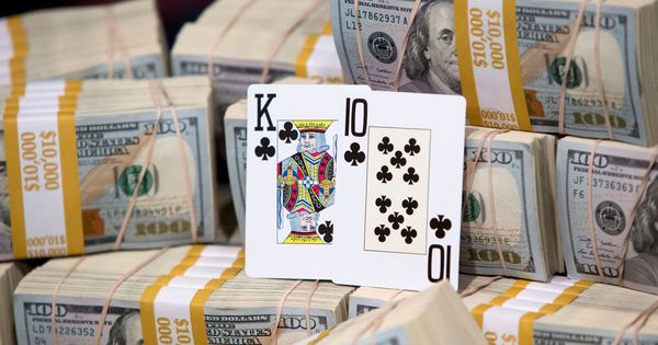 Foto: Cartas de Poker sobre un taco de billetes. (Reuters)