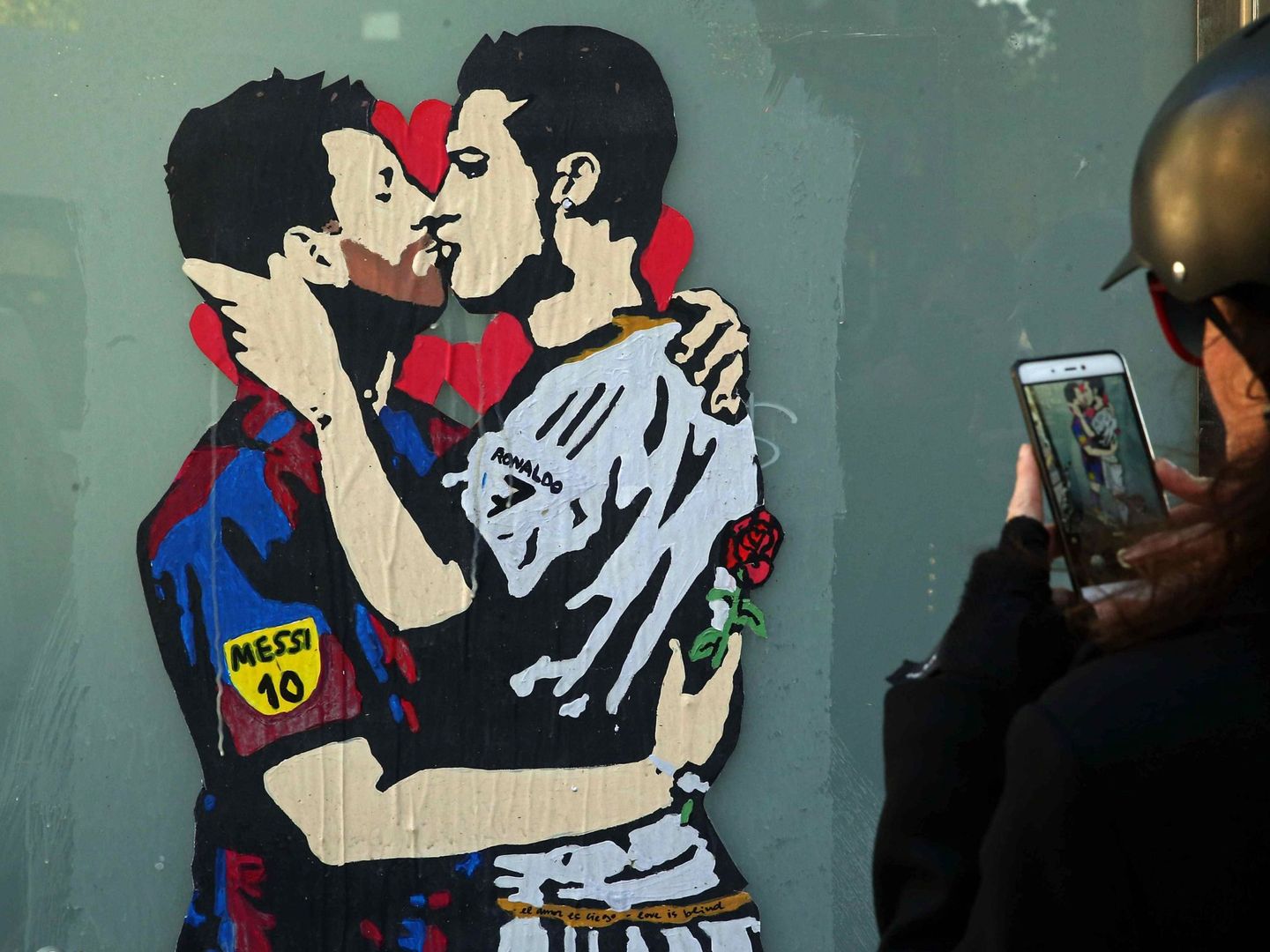 Messi y Cristiano, representados en una calle de Barcelona. (EFE) 