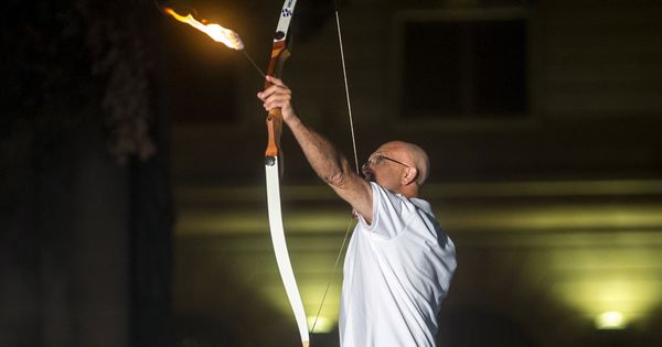 Foto: El arquero paralímpico Antonio Rebollo recrea el encendido del pebetero olímpico, durante la gran fiesta ciudadana del 25 aniversario de la inauguración de los Juegos Olímpicos Barcelona. (EFE)