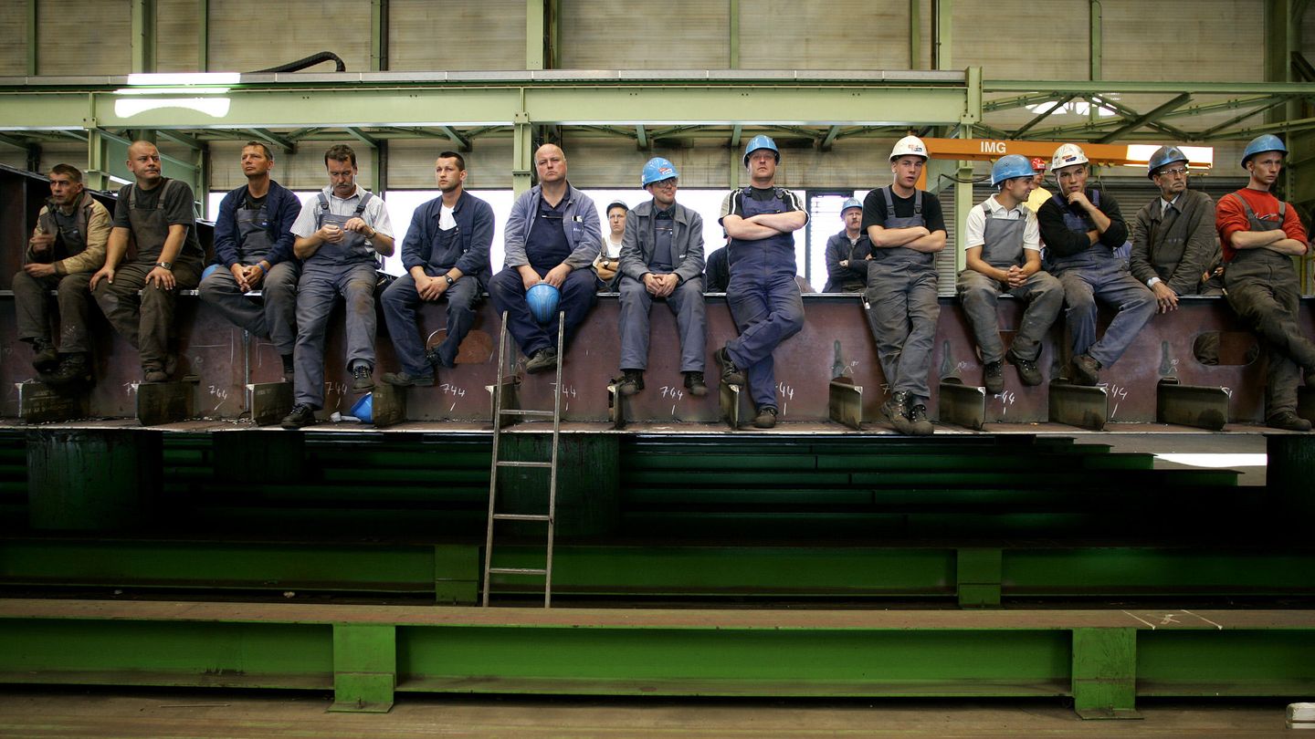 Obreros alemanes escuchan un discurso en un astillero de Wismar (Reuters).