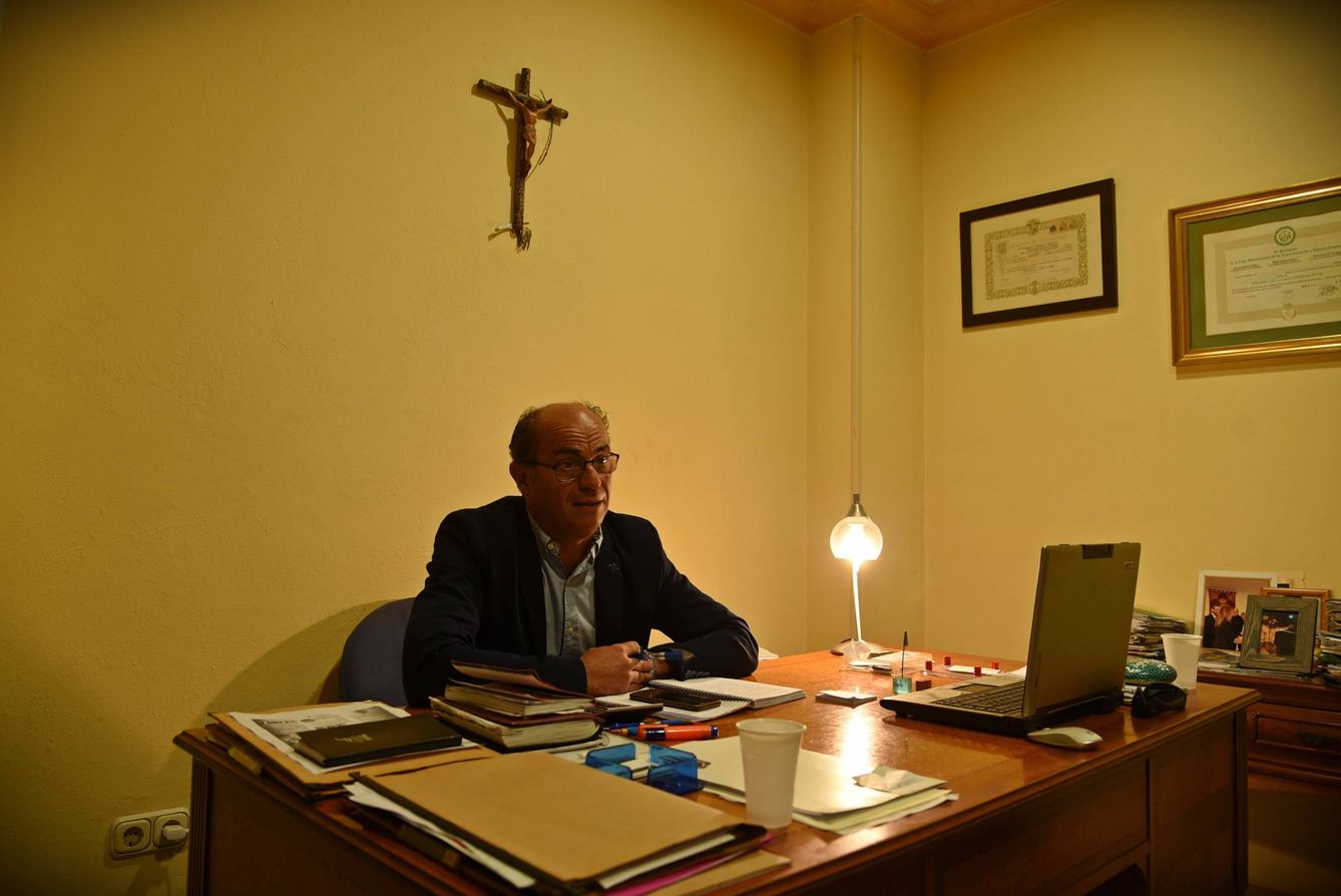 Lorenzo Periáñez, en el despacho de su negocio de La Línea. (Toñi Guerrero)