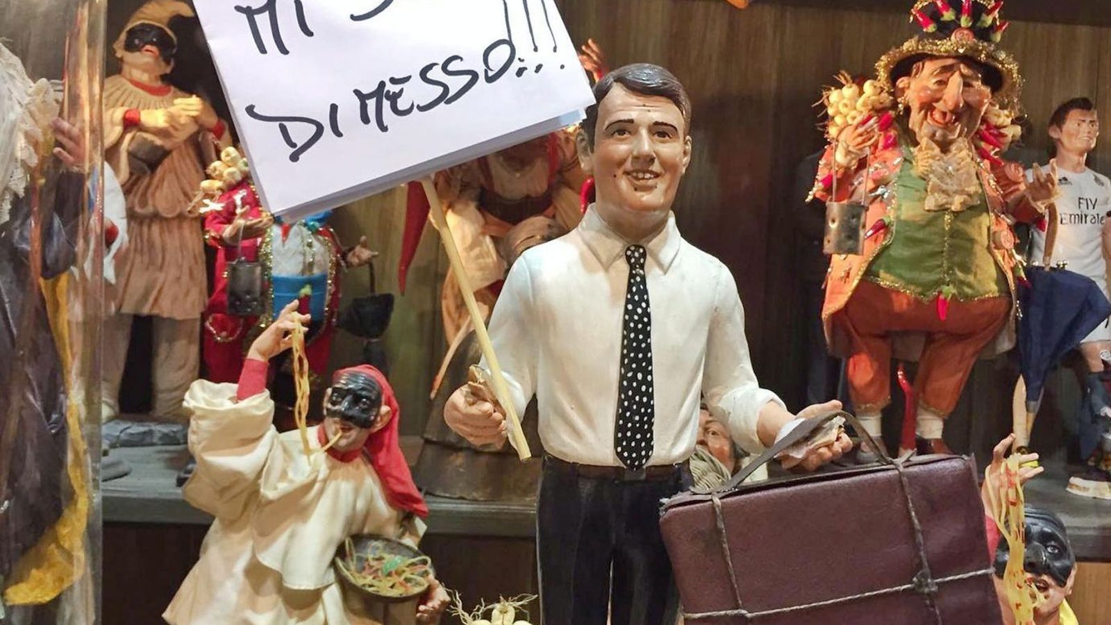 Foto: Imagen de una figurilla de Navidad del primer ministro italiano, Mateo Renzi, con un cartel en el que se puede leer 'Yo dimito'. (EFE)