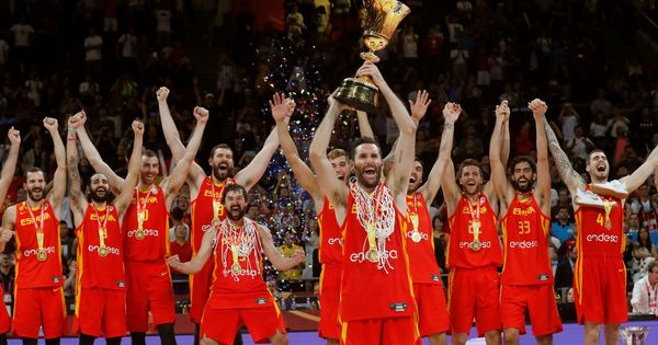 Foto: Rudy Fernández levanta el Trofeo Naismith tras la victoria de España en la final del Mundial de baloncesto. (EFE)