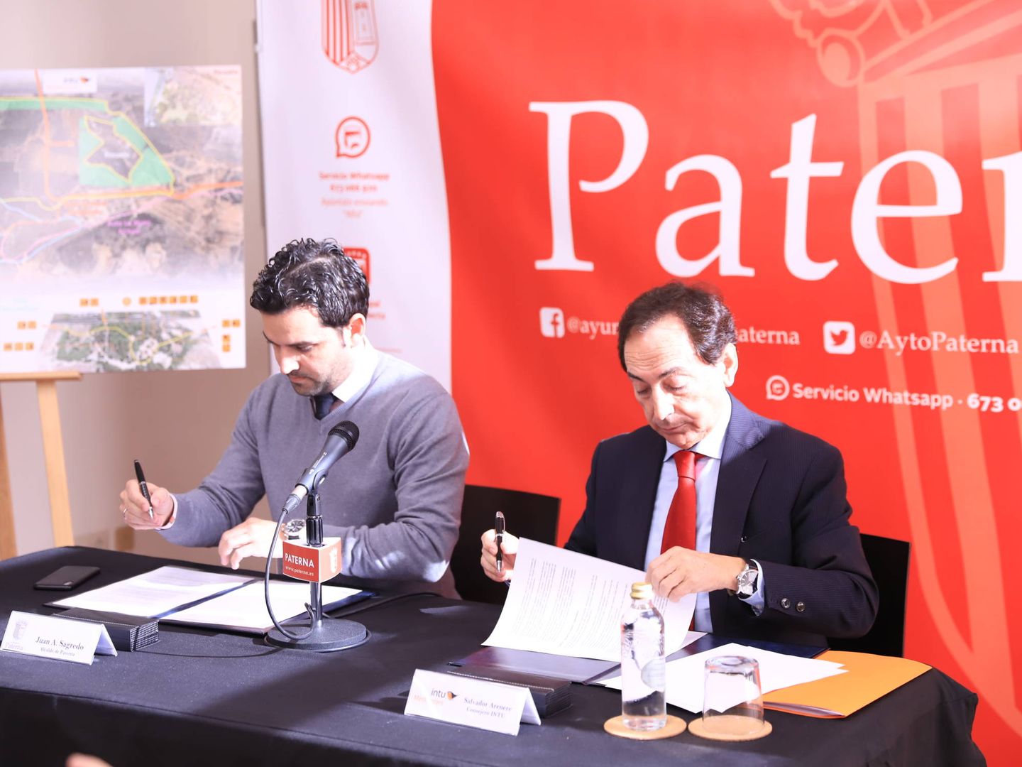 El alcalde de Paterna, Juan Antonio Sagredo, y el responsable de Intu en España, Salvador Arenere.