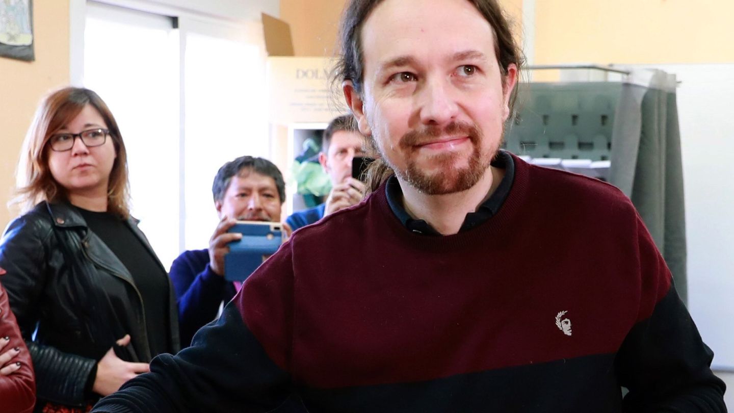 El líder de Podemos, Pablo Iglesias, vota en la mesa electoral del colegio Público de La Navata. (EFE)