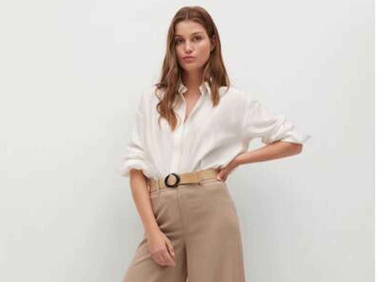 Pantalón de lino y camisa blanca: el look de Mango que te salvará el verano