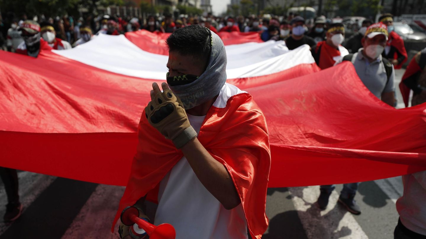 Reservistas del ejército marchan manifestando su protesta al Congreso peruano. (EFE) 