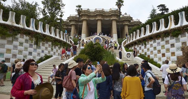 Foto: Grupo de turistas en la zona monumental del Park Güell de Barcelona. (EFE)