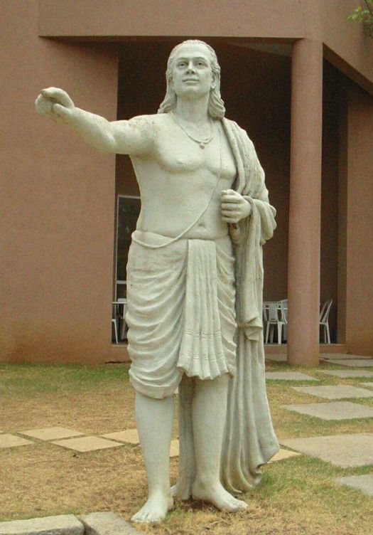 Estatua del matemático y astrónomo indio Aryabhata