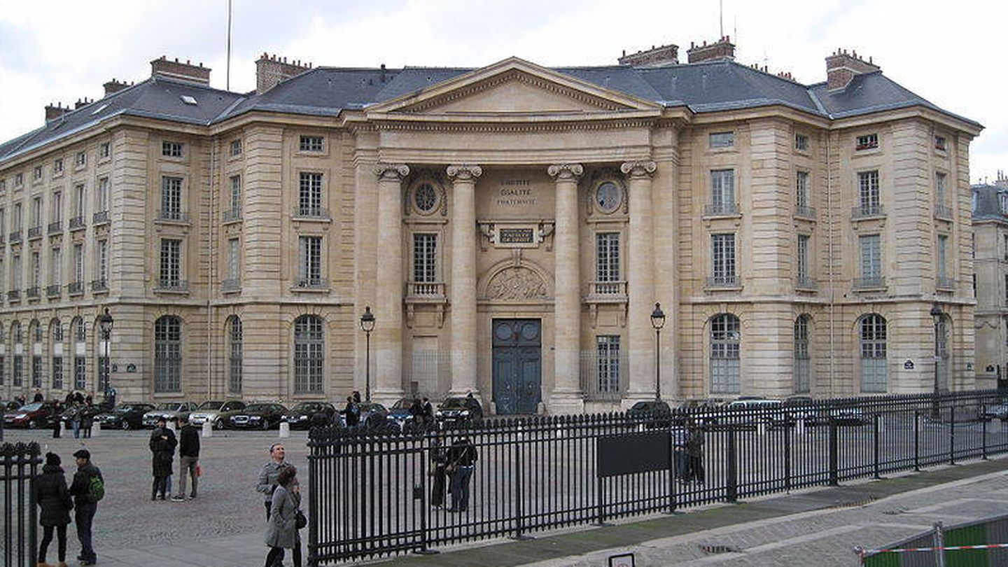 Fachada principal de la facultad de derecho de la Universidad de París. 