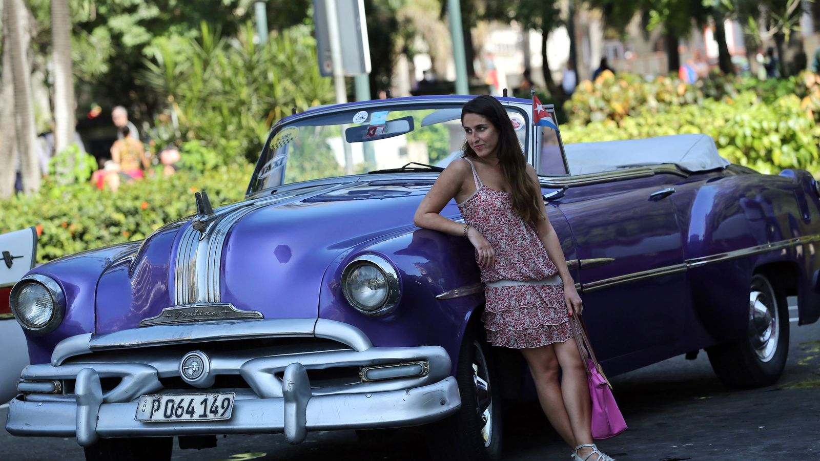 Foto: Una turista posa junto a un auto clásico en La Habana. (EFE)