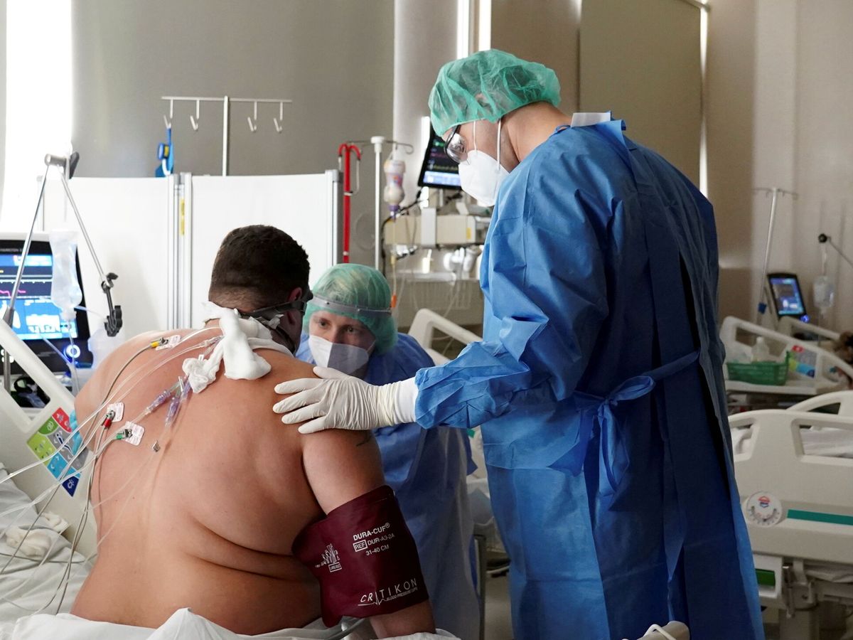 Foto: Médicos tratan a un paciente de coronavirus en un hospital de Riga, Letonia. (Reuters)