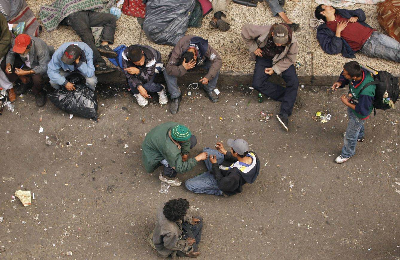 Ciudadanos colombianos en el distrito de Bogotá conocido como 'El Bronx' (Reuters).